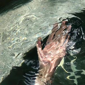 一边摸一边抽搐一进一出视频
